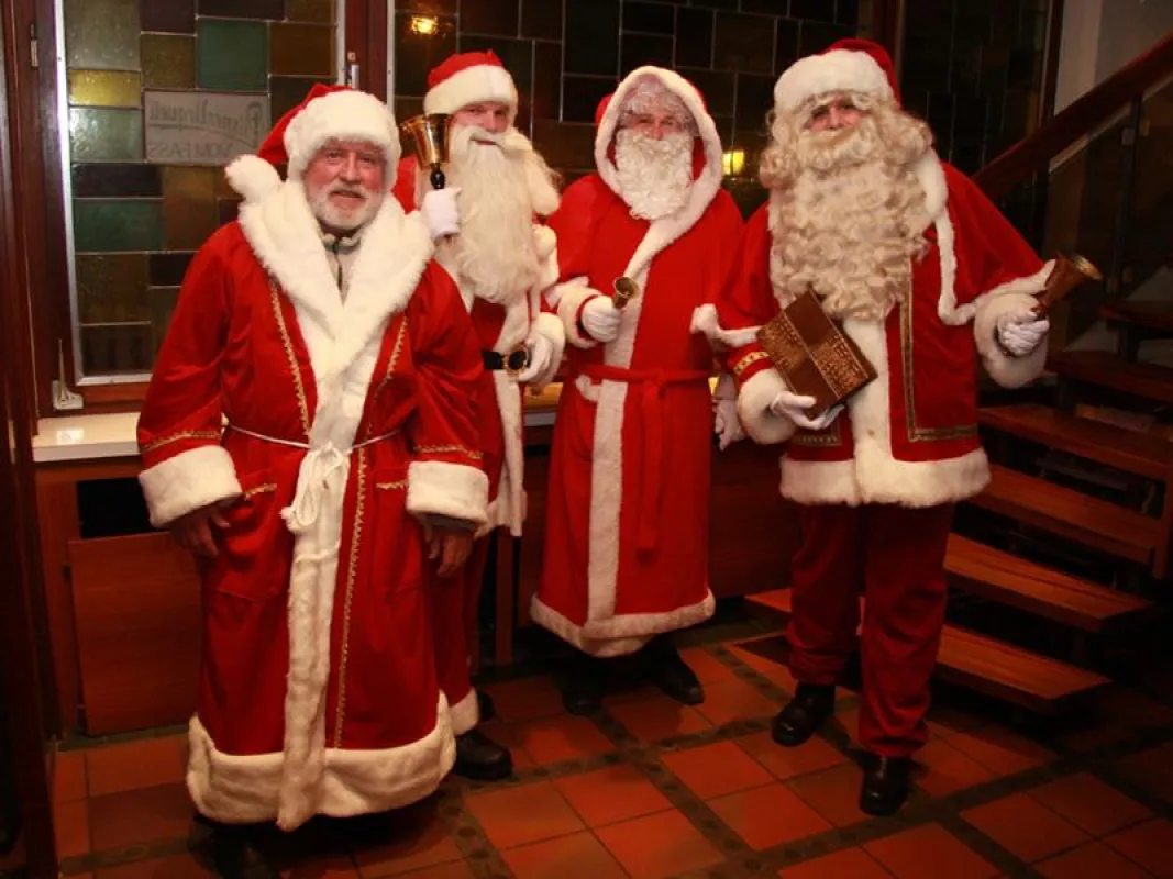 Vier Weihnachtsmänner in 