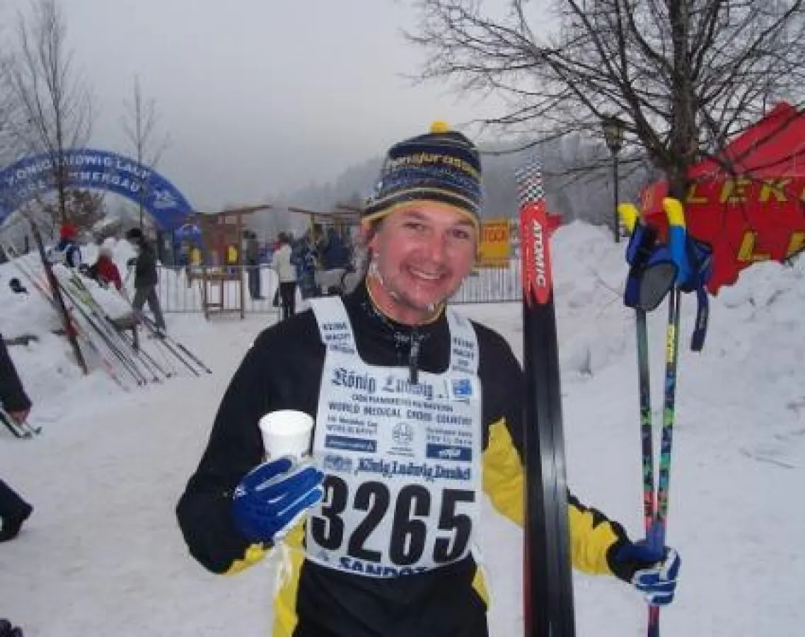Die verschneite Landschaft des Ammertals hat zum diesjährigen König-Ludwig-Lauf über 4.000 Teilnehmer aus aller Welt angezogen – die sich am Ende mit Calcium und Magnesium wieder gestärkt haben.