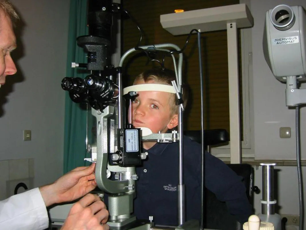 An NCL erkrankter Tim Husemann, Sohn des Stiftungsgründer, bei einer Augenuntersuchung 2002