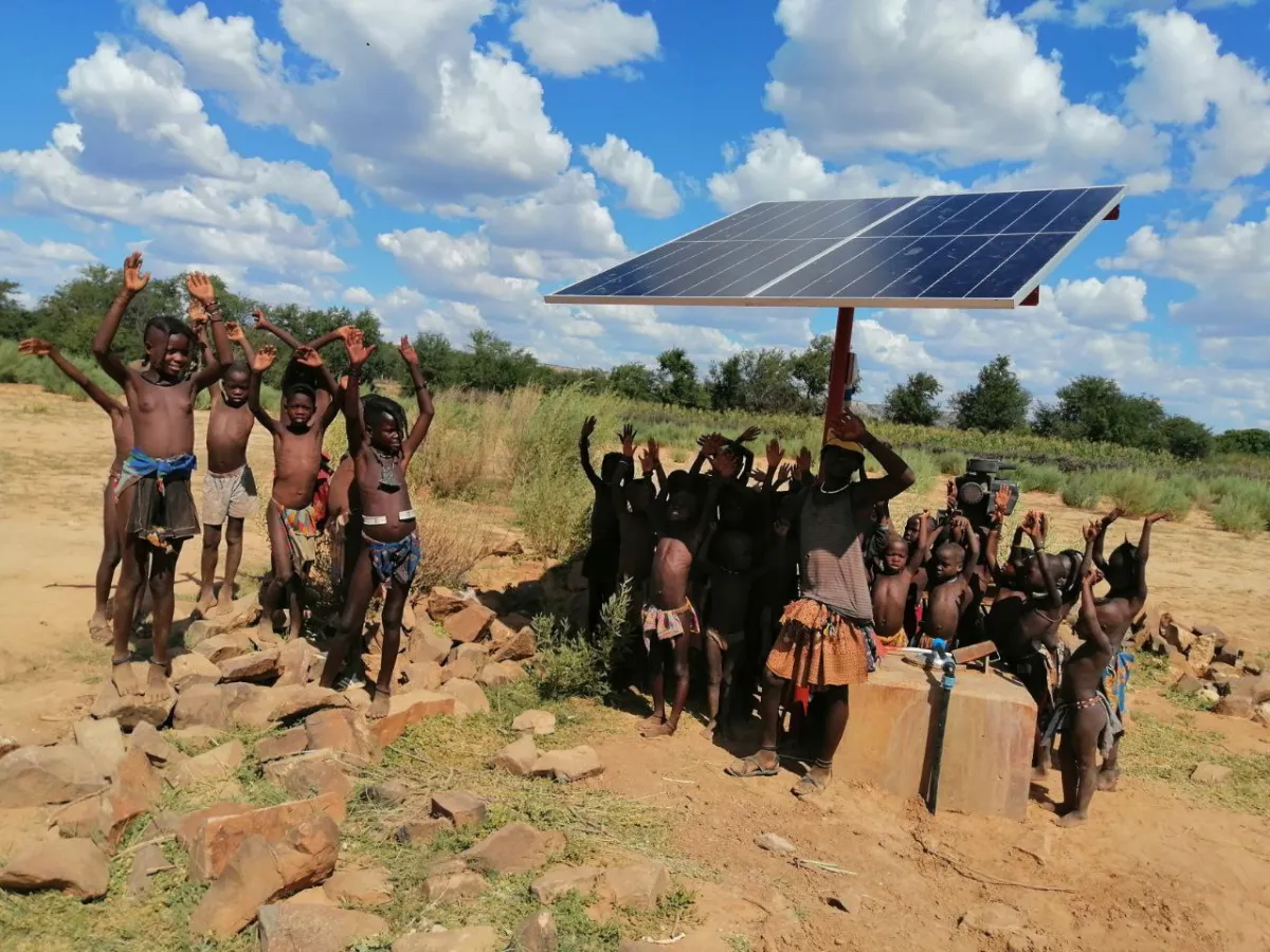 Solarbrunnenpumpe ergänzt global office Hilfsprojekt in Namibia (© global office)