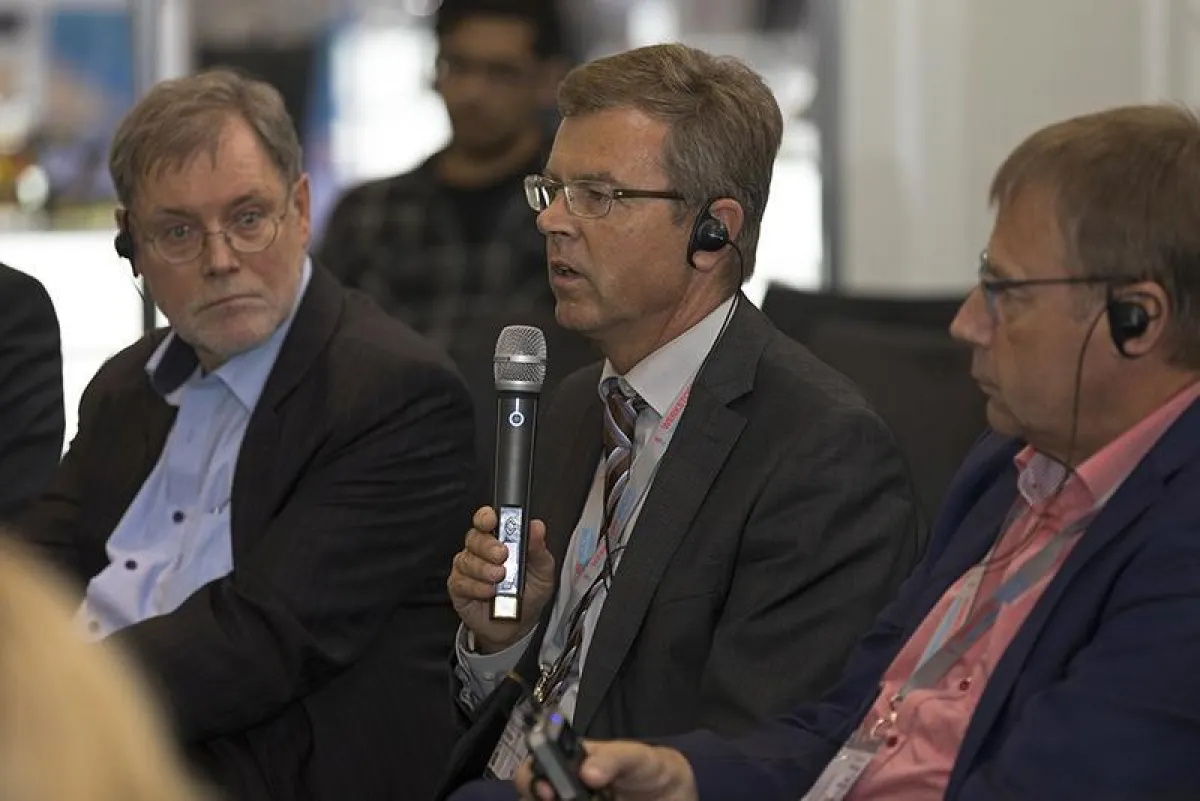 Prof. Volker Schulze  (Mitte) debattiert während der BMBF-Podiumsdiskussion im Rahmen der WerkstoffWoche über additive Fertigung (Foto: Dirk Heckmann, DGM)