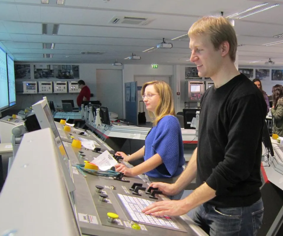 Anna Bosch (23) und Matthias Niclas (27) beim Softwaretest im Simulationszentrum der SMS Siemag.