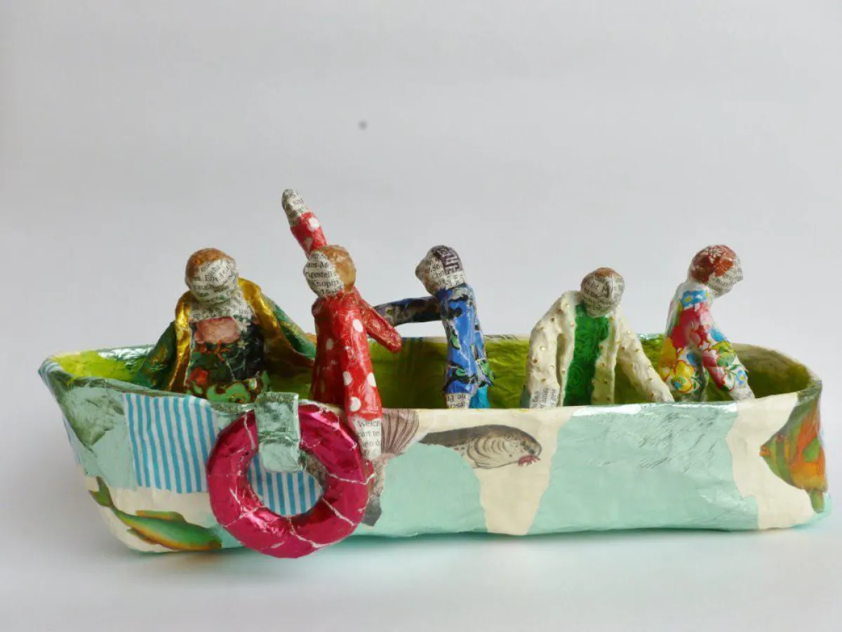 Betriebsausflug, 16 cm hoch, Papier/Draht, Heike Roesner/2014