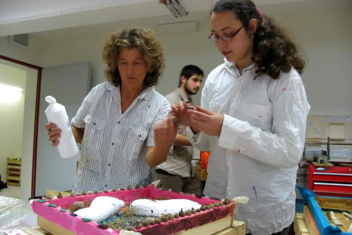 Schülerin Ana Filipa (rechts) mit Kunsttherapeutin, Spiel- und Ausdruckspädagogin Ursula Riemhofer.