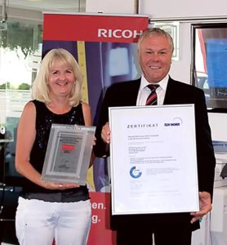 Christl Zieringer und Wilfried Zieringer mit MDS- und TÜV-Zertifikat.