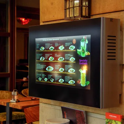 Absoluter Hingucker! Digitale Speisekarte im Herzen der historischen Altstadt in Dresden. Bild: Absoluter Hingucker! Digitale Speisekarte im Herzen der historischen Altstadt in Dresden.