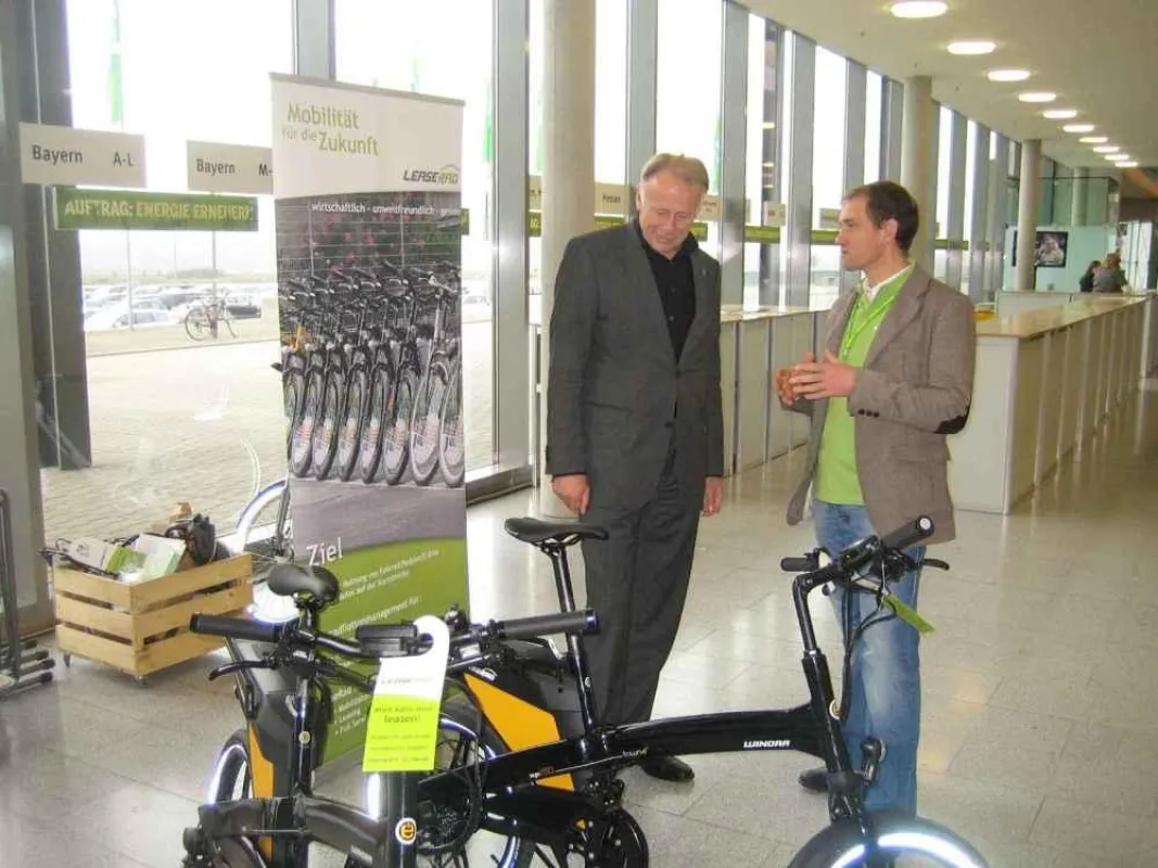 Grünen-Fraktionschef Jürgen Trittin begutachtet das Pedelec vor der Probefahrt. Rechts Ulrich Prediger, LeaseRad. Bild: privat