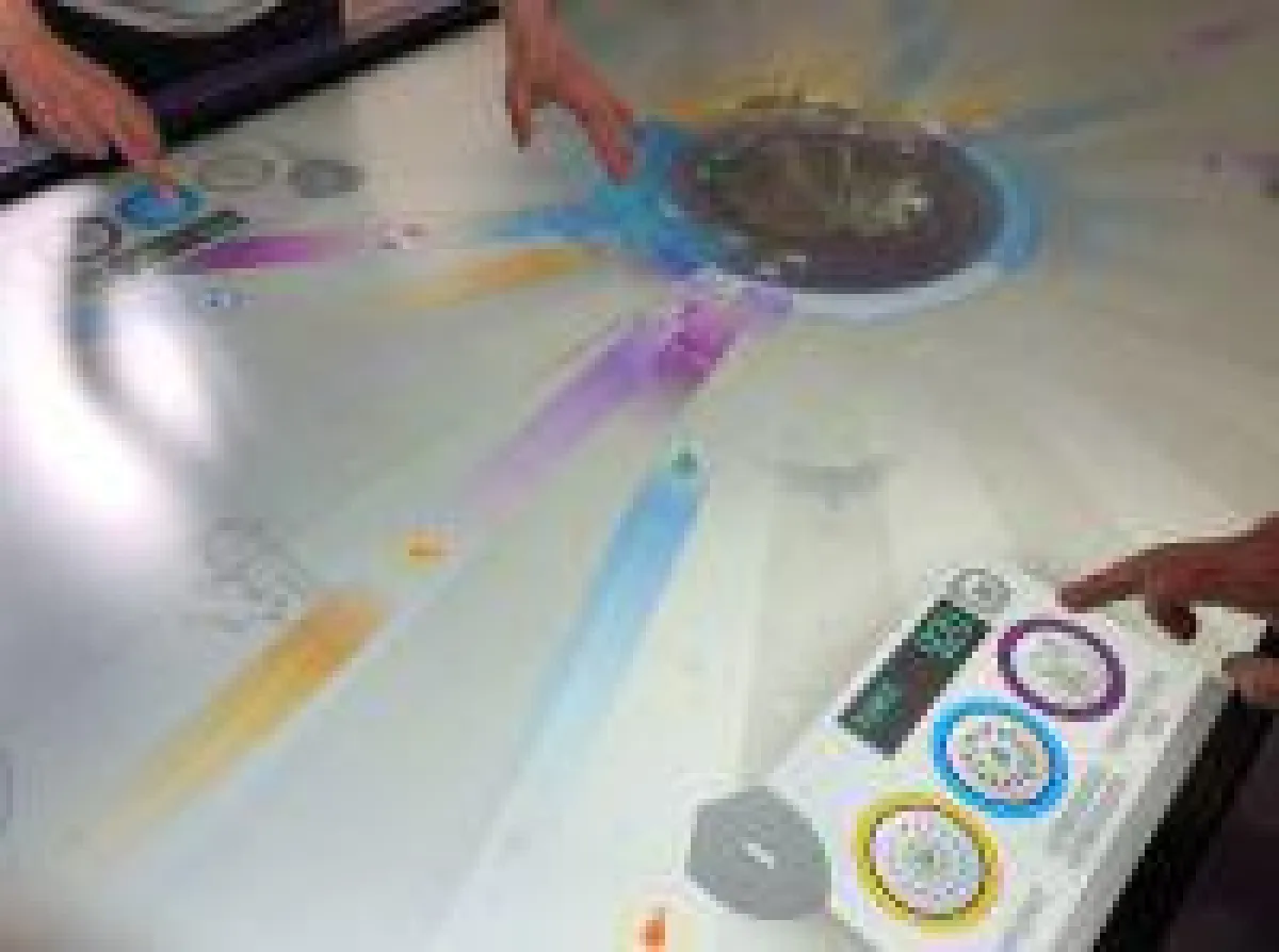 Am Multi-Touch-Tisch können die Spieler gemeinsam Exponate vor schädlichen Einflüssen schützen