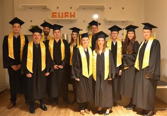 Bild: Die EUFH Neuss verabschiedete 13 Absolventen des berufsbegleitenden Bachelor-Studiengangs General Management