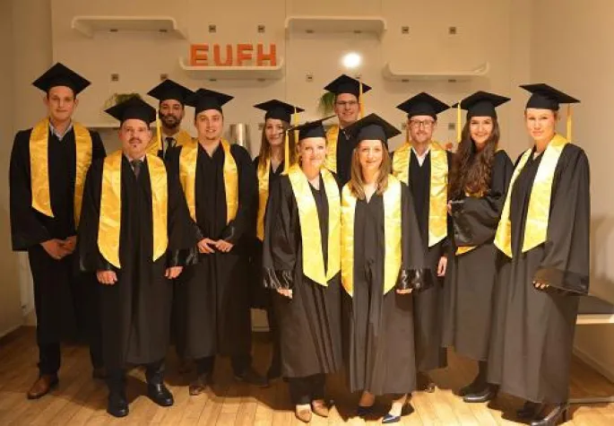 Bild: Die EUFH Neuss verabschiedete 13 Absolventen des berufsbegleitenden Bachelor-Studiengangs General Management