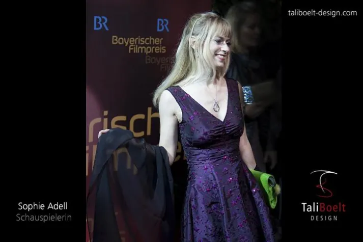Bild: Schauspielerin Sophie Adell trägt ein Abendkleid von TaliBoelt Design bei der Premiere des e-Car PG Elektrus