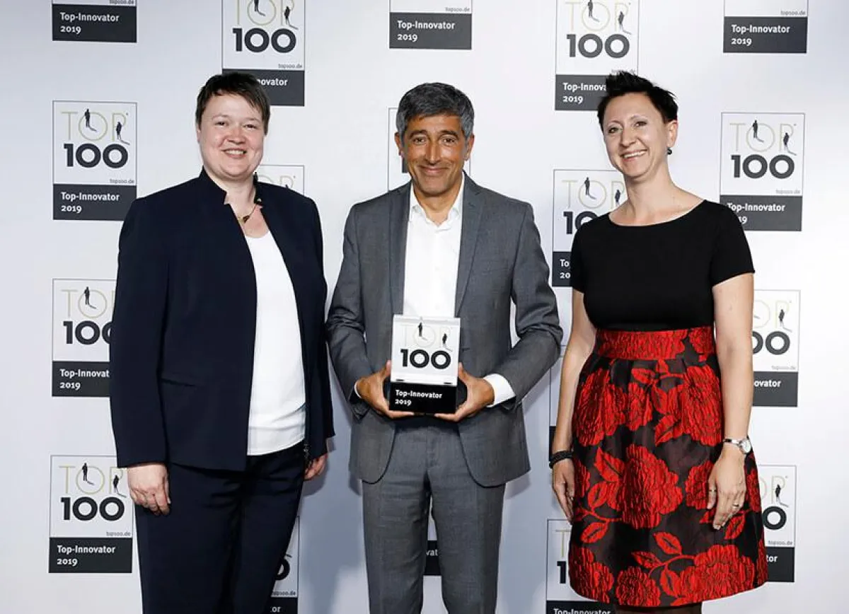 Übergabe TOP 100 Auszeichnung / Bildnachweis: KD Busch / compamedia