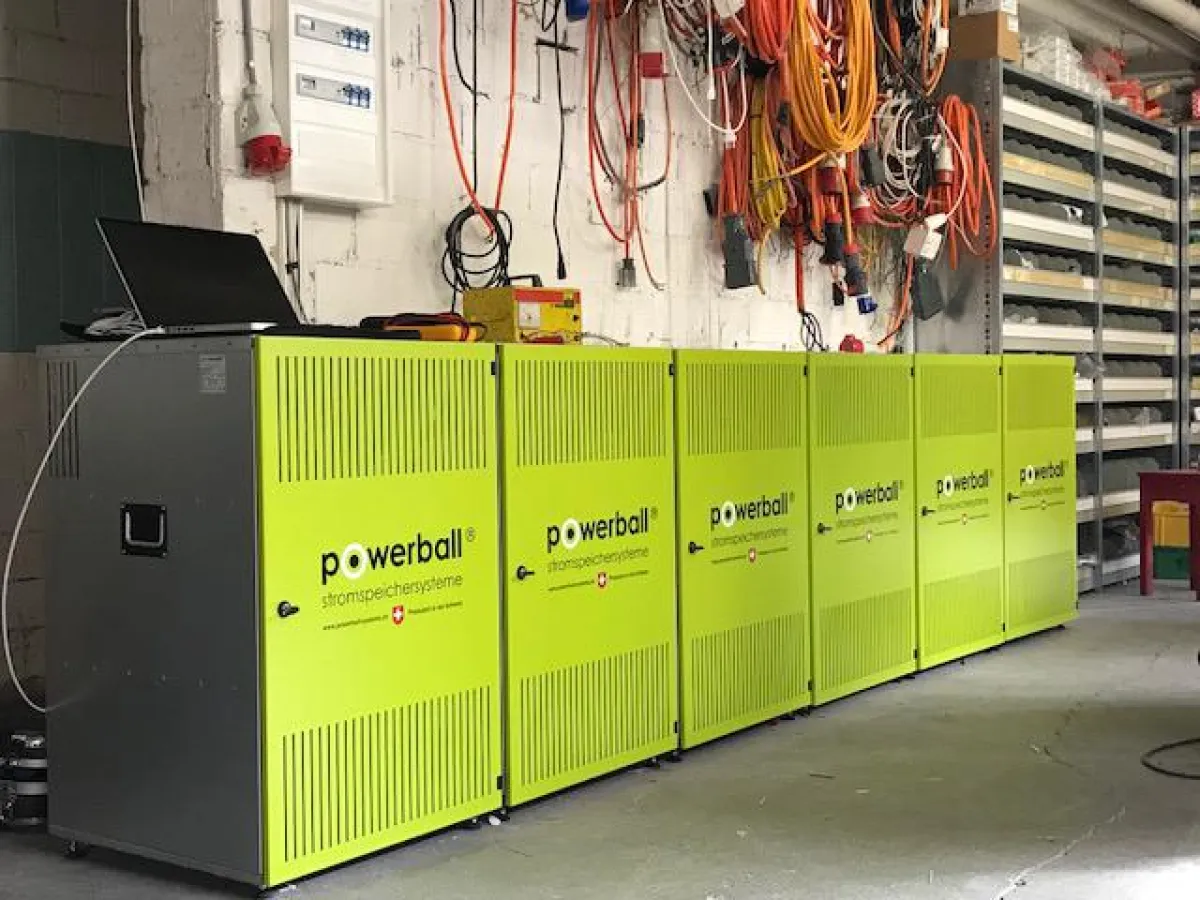 48 Kilowattstunden Systemspeicher in schweizer Gewerbebetrieb ©Powerball Systems
