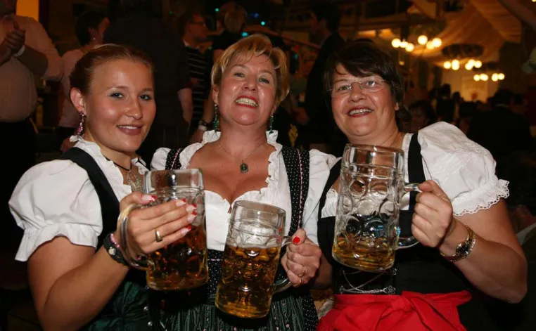 Stuttgart wird Dirndl-Hauptstadt der Welt. 1.000 Dirndl-Trägerinnen auf dem Cannstatter Wasen Bild: Stuttgart wird Dirndl-Hauptstadt der Welt. 1.000 Dirndl-Trägerinnen auf dem Cannstatter Wasen