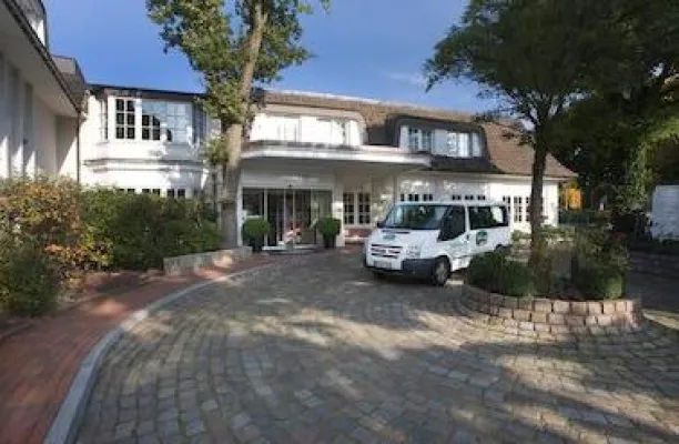 Bild: Courtyard Marriot Hotelparkplatz. Billig parken am Flughafen Hamburg.