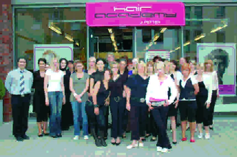 Bild: Train the Trainer - Elf neue Ausbilder bei super 10 haircompany