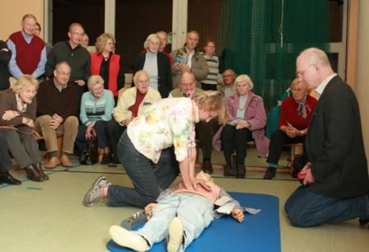 an der Puppe üben Interessierte die Herzdruckmassage