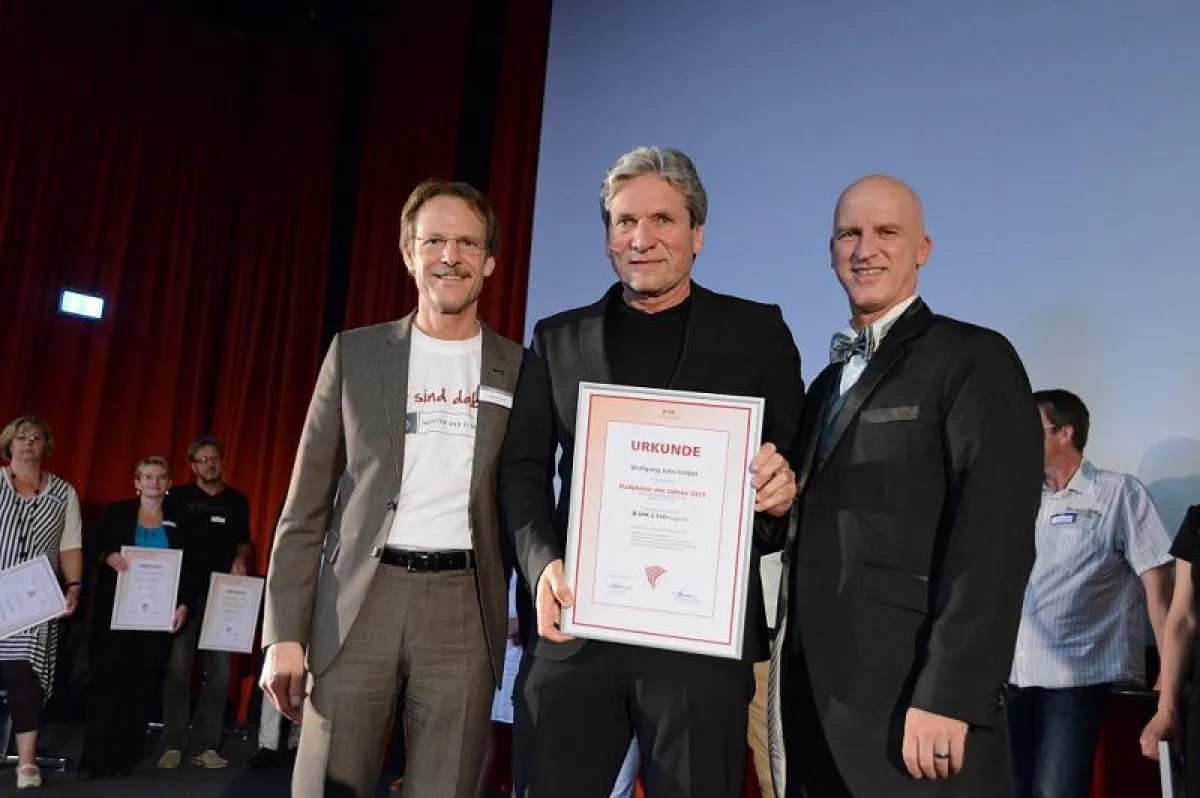 Wolfgang John nimmt seine Auzeichung 