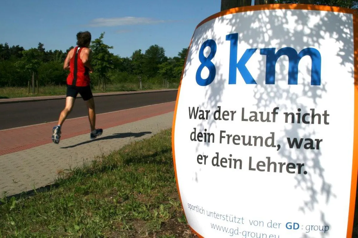 XXL-Kilometerschilder - Riesige Motivation für Läufer beim Stadtteilfest