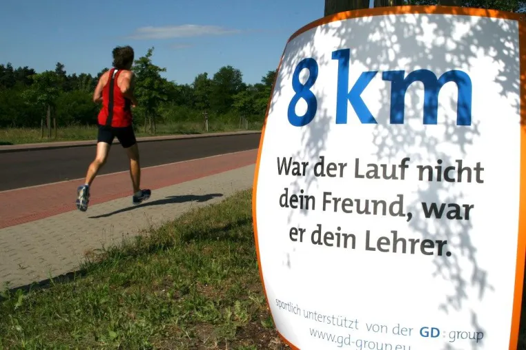 Bild: XXL-Kilometerschilder für Läufer gespendet