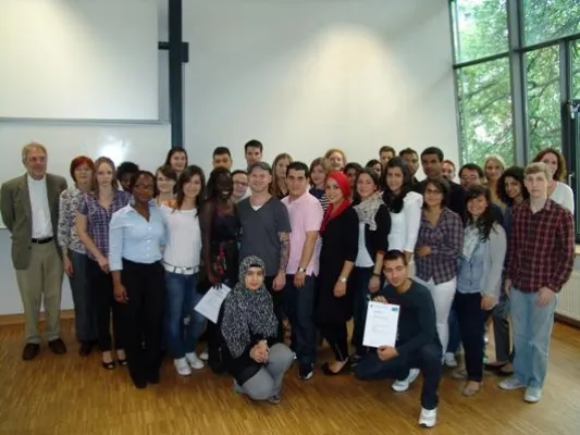 FH fördert Jugendliche aus nichtakademischen Elternhäusern - Erste Oberstüfler(innen) beenden „Chancen bilden“ Bild: FH fördert Jugendliche aus nichtakademischen Elternhäusern - Erste Oberstüfler(innen) beenden „Chancen bilden“