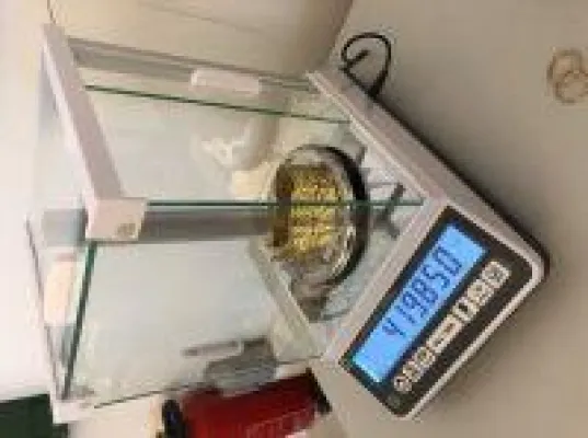 Bild: Feinwaage FW - 320 von OMEGA Waagen GmbH im Einsatz