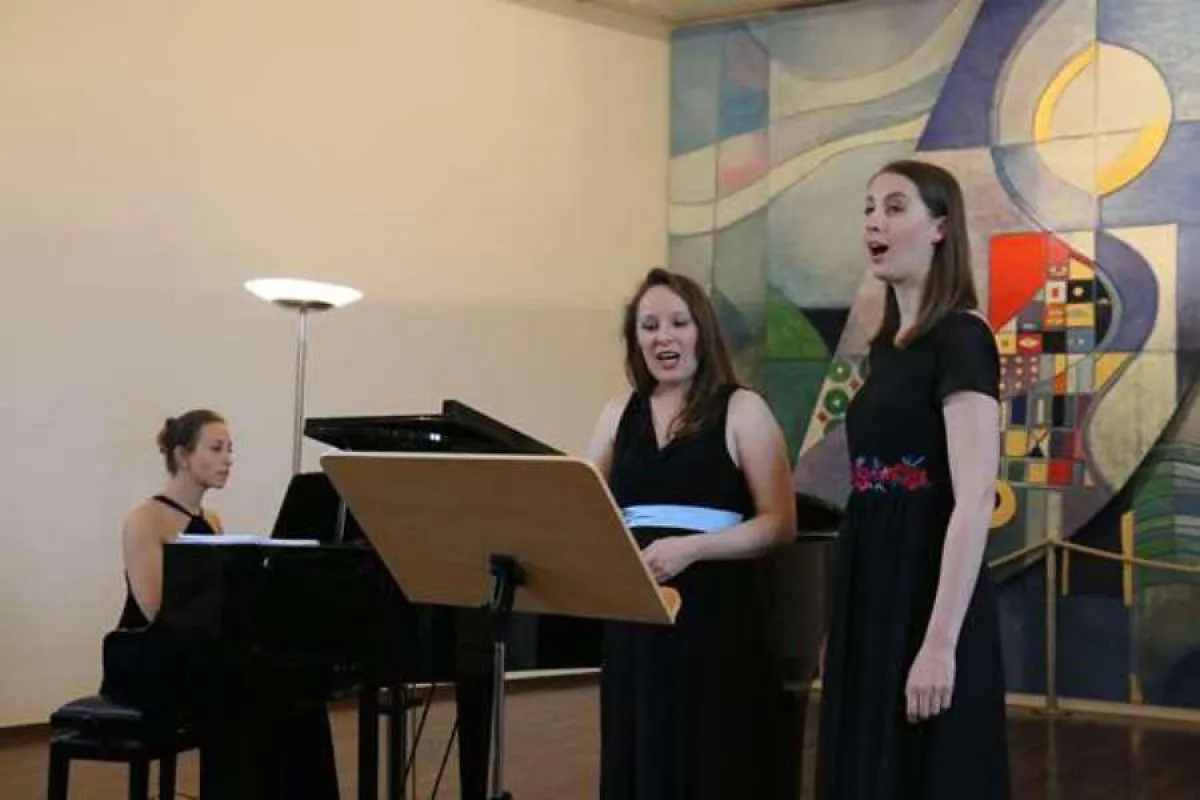 Die Künstlerinnen Maria Hegele (re.), Anna-Magdalena Perwein und Susanna Klovsky am Klavier