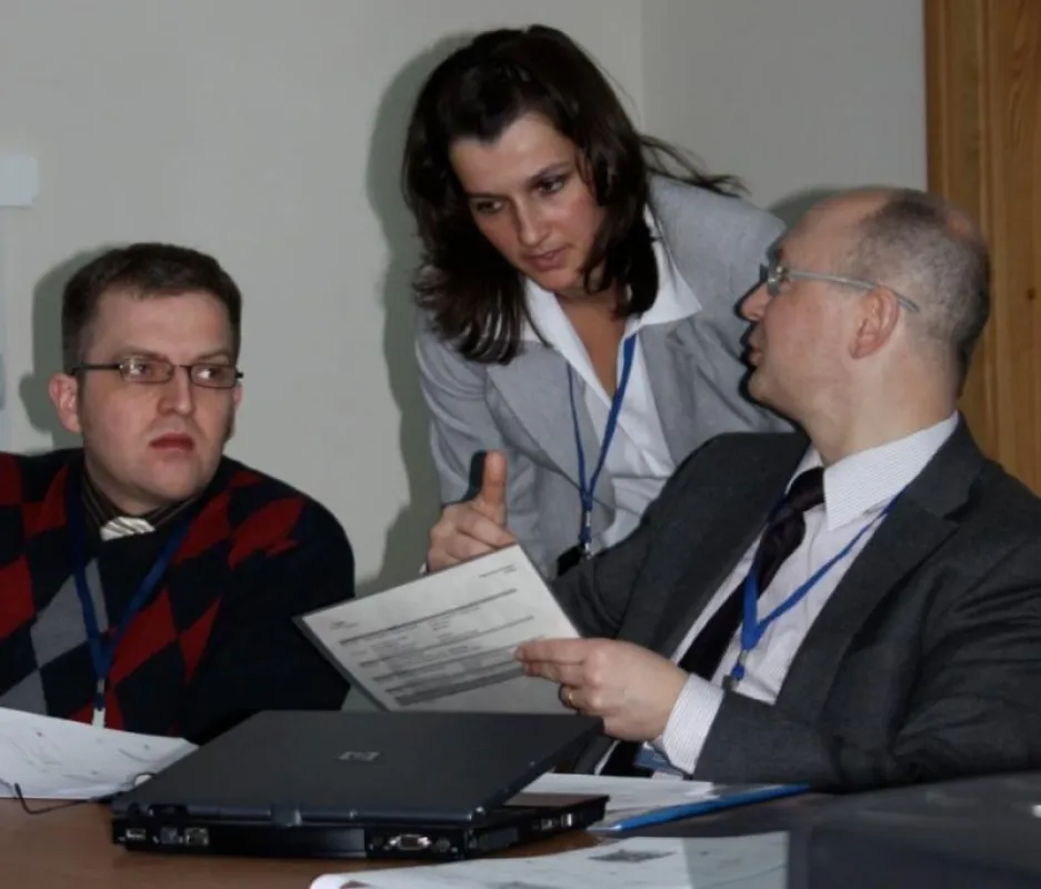 Steffen Ritschel (l.) und Prof. Dr. Klotz (r.) (FH Stralsund) diskutieren die Projektergebnisse mit Karolina Muszynska (Universität Stettin) (2.v.r.)