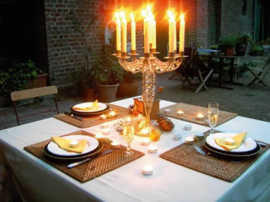 Bild: Magische Mittsommernacht mit leuchtenden Kerzen-Dekos