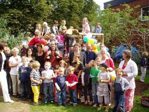 Einweihung des Klettergerüstes in Bonn-Friesdorf mit Annette Schwolen-Flümann ein großer Erfolg Bild: Einweihung des Klettergerüstes in Bonn-Friesdorf mit Annette Schwolen-Flümann ein großer Erfolg