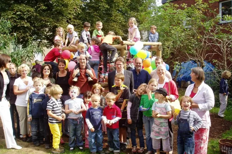 Bild: Einweihung des Klettergerüstes in Bonn-Friesdorf mit Annette Schwolen-Flümann ein großer Erfolg
