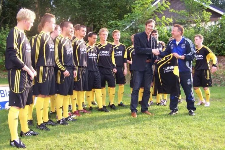 Bild: Hollager Fußball-A-Jugend startet erfolgreich mit neuer „Solarpower“