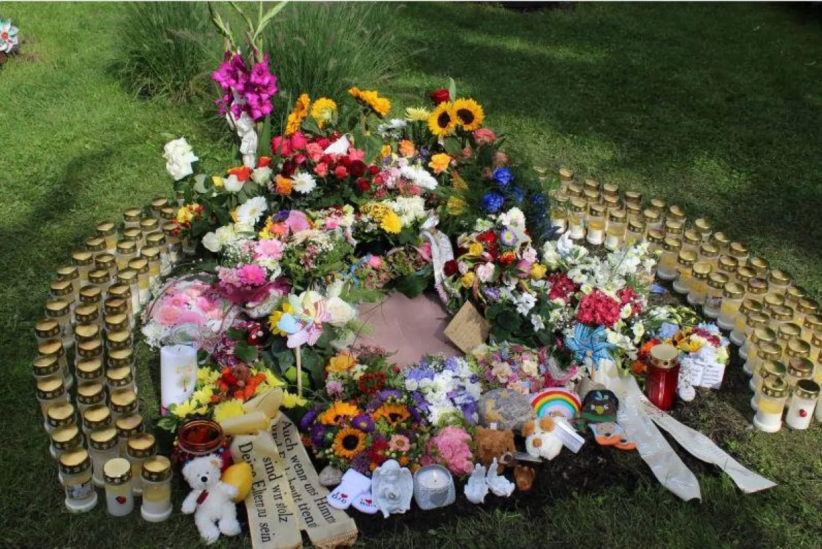 Ein Blick auf die reich geschmückte Grabstelle, bei der am 2. September 2017 die Sternenkinder des letzten halben Jahres bestattet wurden. (Foto: www.sternenkinder-dresden.de)