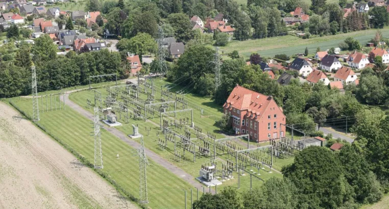 HanseWerk-Tochter SH Netz schließt Ersatzneubau des Umspannwerks Niendorf nach vier Jahren ab Bild: HanseWerk-Tochter SH Netz schließt Ersatzneubau des Umspannwerks Niendorf nach vier Jahren ab