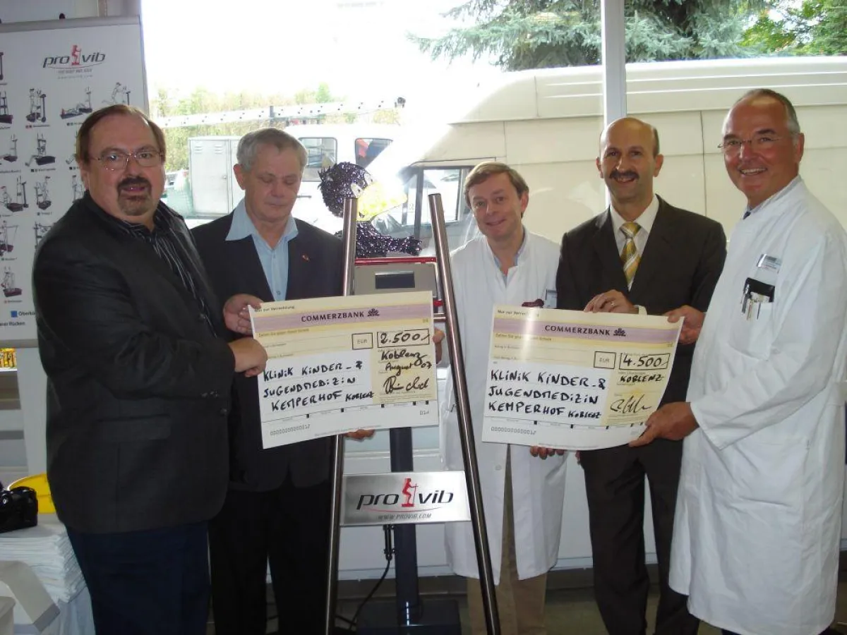 Scheckübergabe (v.l.n.r.):Volker Zimmerschied, Vorsitzender \