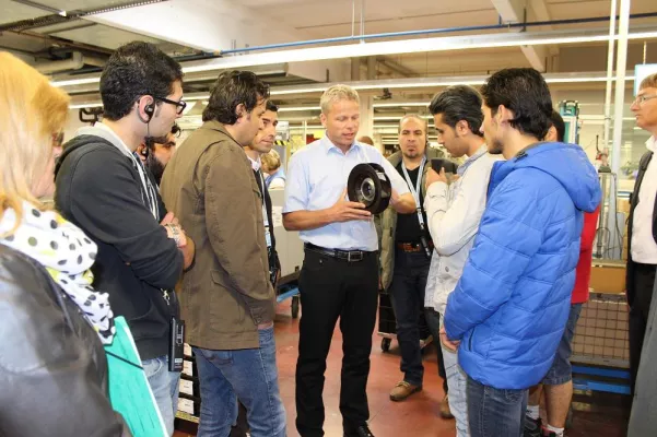 Syrische Flüchtlinge besuchten ebm-papst Mulfingen – Beschäftigung als Anfang einer gelingenden Integration Bild: Syrische Flüchtlinge besuchten ebm-papst Mulfingen – Beschäftigung als Anfang einer gelingenden Integration