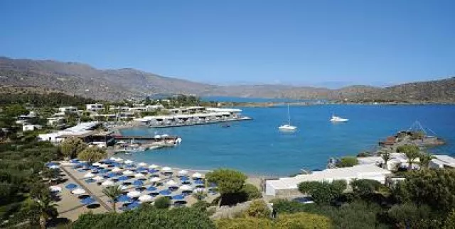 Bild: Aktiv oder relaxed? Den Sommer in den Elounda Resorts der Helios Gruppe auf Kreta verlängert genießen