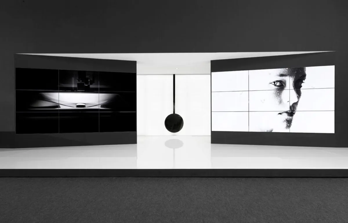 Auf beeindruckend großen Monitorwänden erklären Bilder und Musik die Entstehung der Alape-Produkte zwischen Emotion und Purismus.