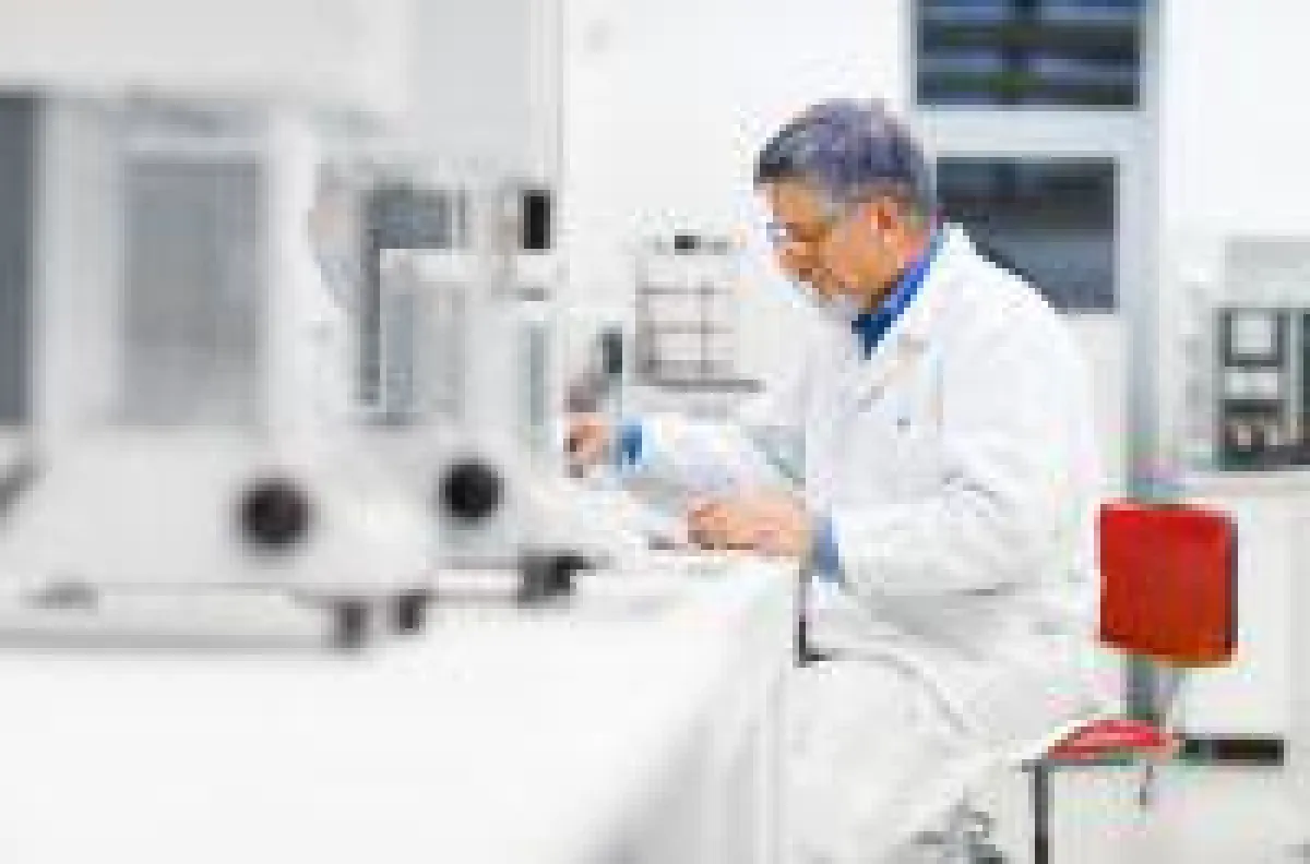 Im Testlabor wird überprüft, ob technische PEF- und FEF-Dämmstoffe die relevanten bauphysikalischen Anforderungen erfüllen.