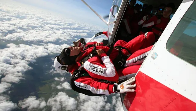 Bild: TAKE OFF eröffnet am Karfreitag die Fallschirmsaison mit neuem Einstiegsangebot für Tandemspringer