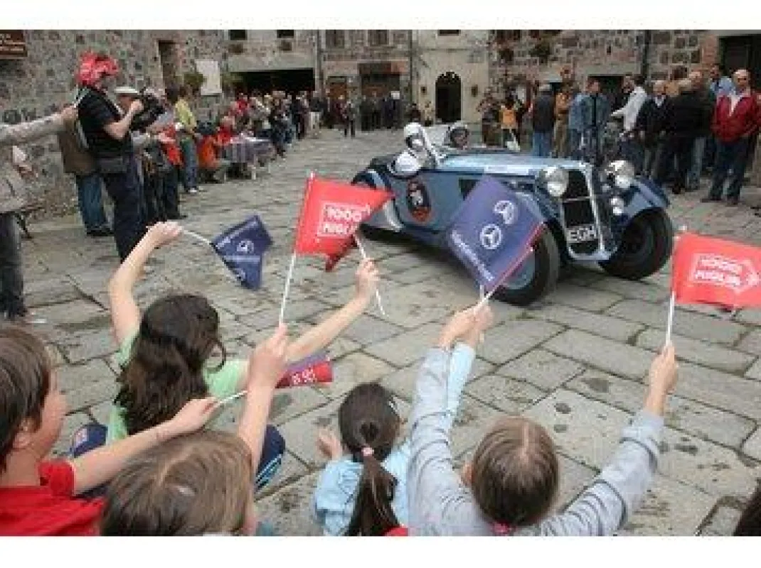 Die Oldtimer der Mille Miglia werden zwischen Brescia und Rom jubelnd begrüßt