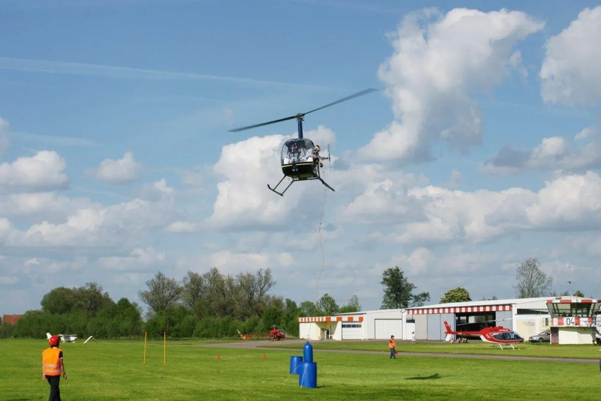 Die Heligirls beim Fender Rigging (Foto: K. Doella, gute-foto.de)