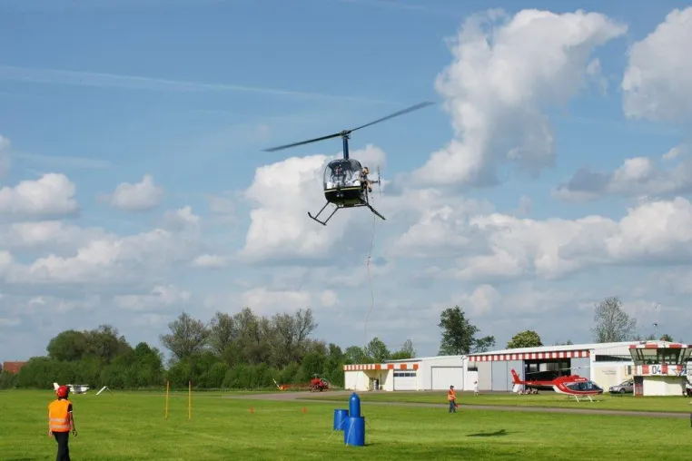 Bild: Heligirls Tina und Gisi das beste Damenteam bei der Offenen Schweizer Hubschrauber Meisterschaft 2010