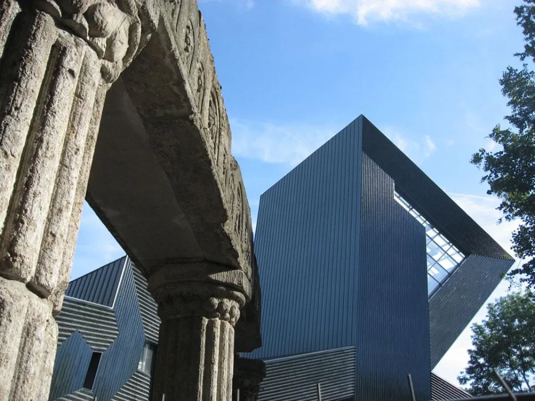 Die neue Synagoge in Mainz mit Säulen der alten Synagoge (Copyright: SWR)