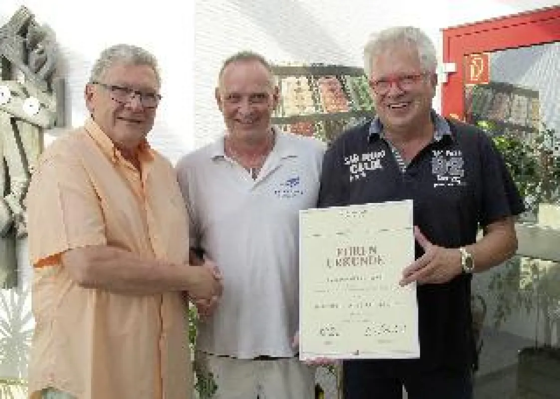 Siegfried und Armin Steinhauer gratulieren dem Jubilar
