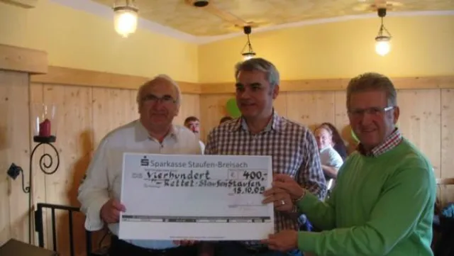 Bild: Scheck für „Wir halten Staufen zusammen“ von Gewerbeverein