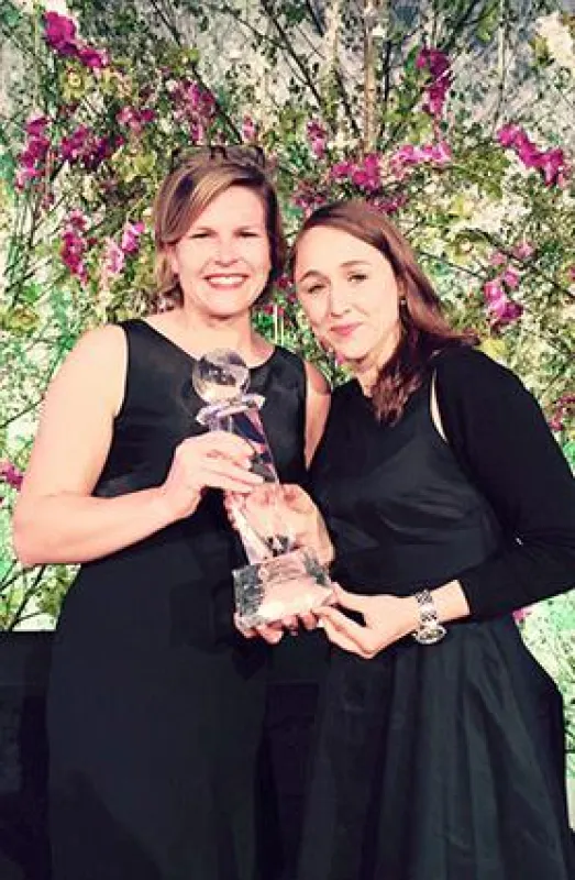 Simone Schmitt-Schillig (Unequity) und Teresa Oster (KION Group) freuen sich über den GEO Award