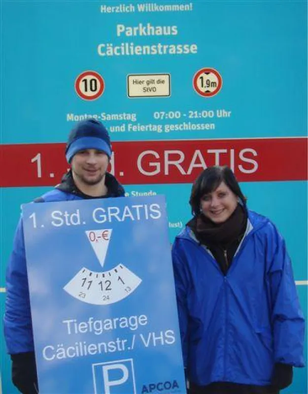 Das Apcoa Promotion Team vor der Tiefgarage in der Cäcilienstraße in Köln