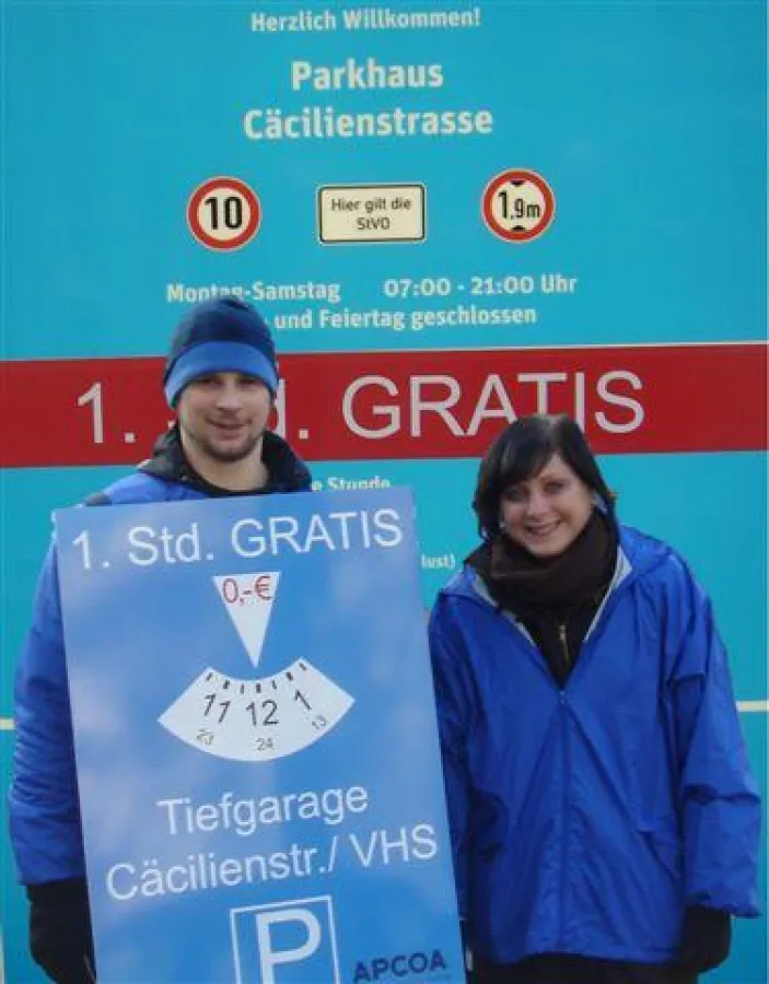 Das Apcoa Promotion Team vor der Tiefgarage in der Cäcilienstraße in Köln