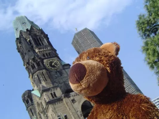 Bild: Plüsch statt Plunder: Die engagierte Geschenkidee fürs Fest. Ein TEDDY TOUR BERLIN Weihnachts-Spenden-Special